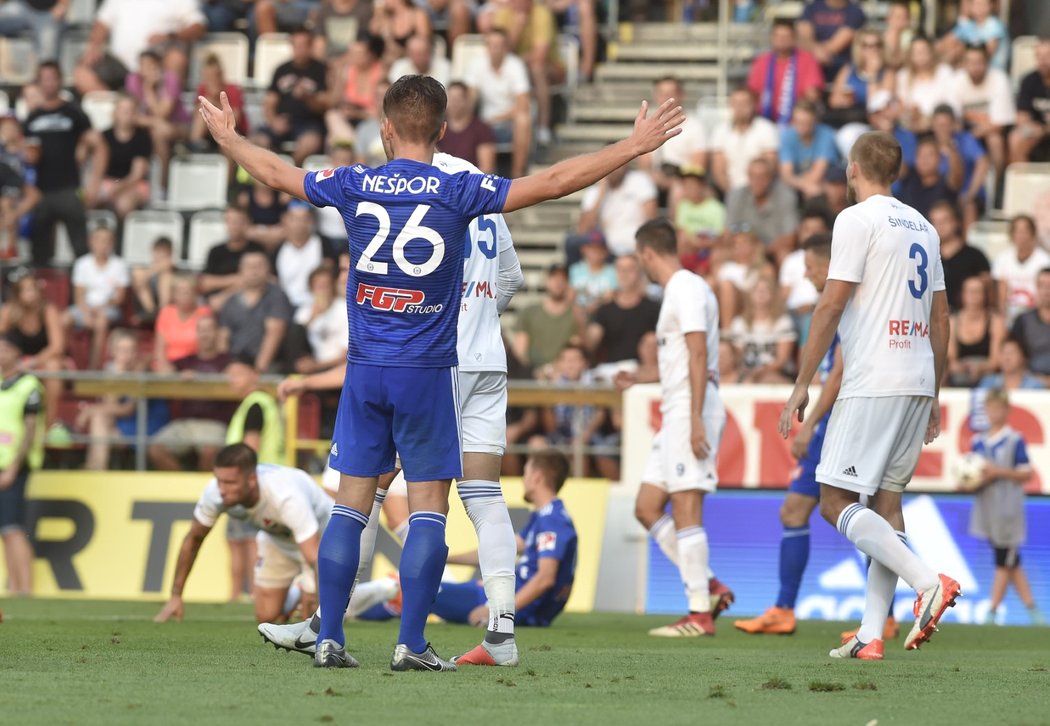 Martin Nešpor zvedá ruce v souboji Olomouci s Ostravou