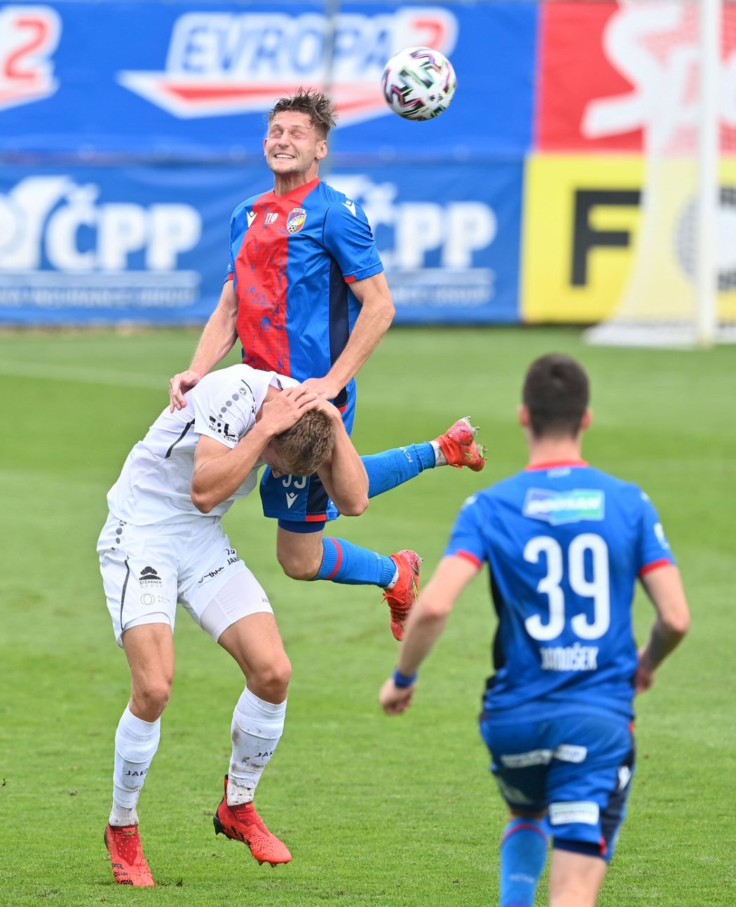 Hradecký útočník Daniel Vašulín (vlevo) v souboji s plzeňským Filipem Kašou při ligové výhře Východočechů 1:0