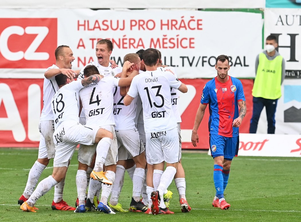 1:0! Hradečtí fotbalisté se radují z trefy Jakuba Rady do sítě Plzně, která rozhodla o překvapivé ligové výhře Výychodočechů