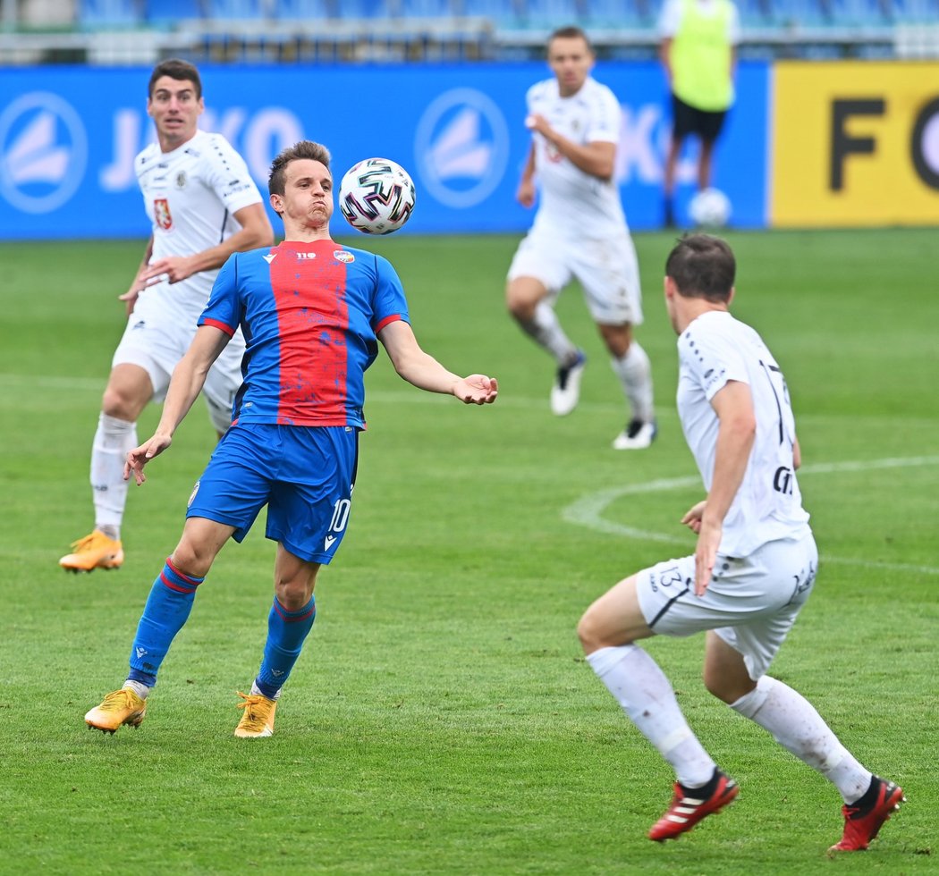 Plzeňský záložník Jan Kopic si sklepává balon na prsa při ligové prohře s Hradcem 0:1