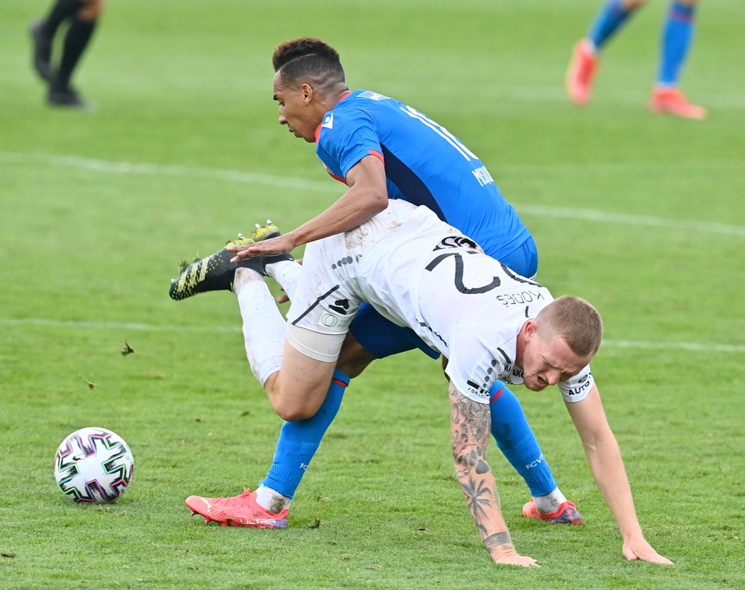 Plzeňský křídelník Jhon Mosquera obírá o balon hradeckého záložníka Petra Kodeše při ligové prohře Viktorie 0:1