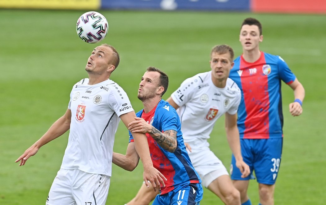 Hradecký útočník Pavel Dvořák (vlevo) v souboji o balon s plzeňským bekem Matějem Hybšem při ligové výhře Východočechů 1:0 