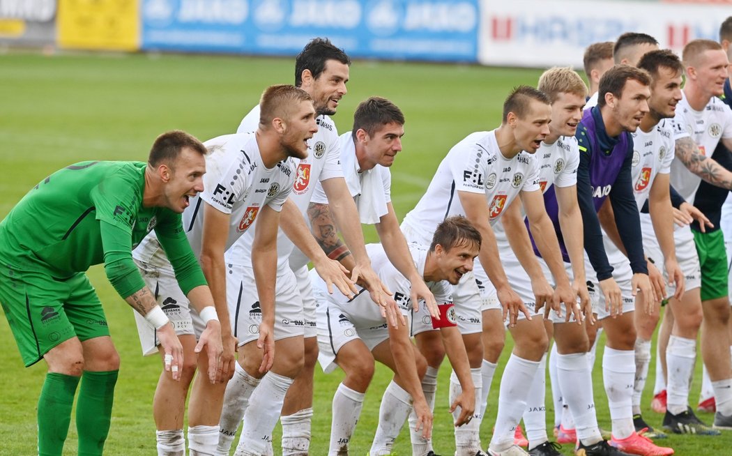 Radost hradeckých fotbalistů po ligovém vítězství 1:0 nad Plzní