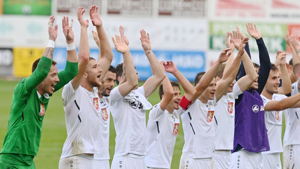 Radost hradeckých fotbalistů po ligovém vítězství 1:0 nad Plzní