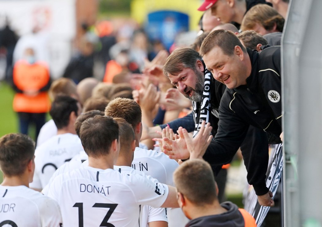 Děkovačka hradeckých fotbalistů po ligovém vítězství 1:0 nad Plzní