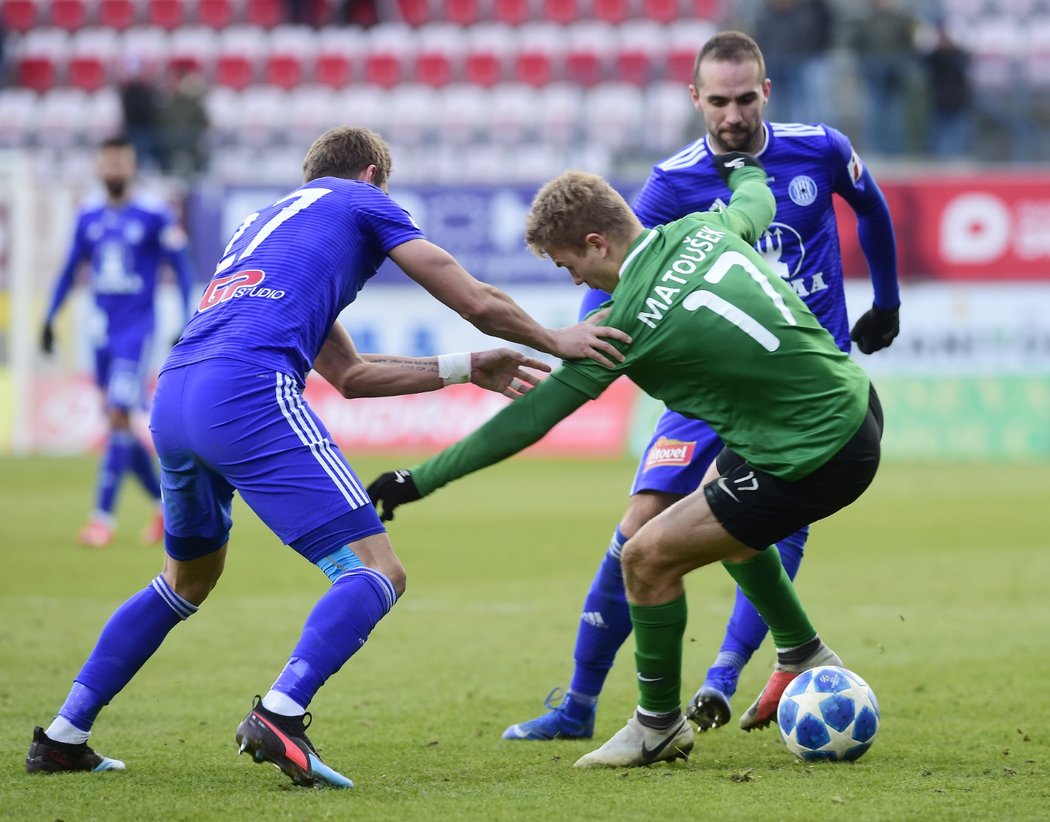 Záložník Jan Matoušek, který hostuje v Příbrami ze Slavie, v souboji s obránci Olomouce