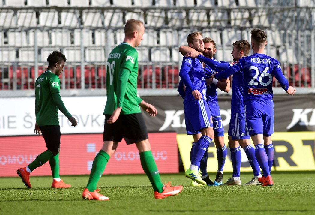 Fotbalisté Sigmy Olomouc slaví gól do sítě Příbrami