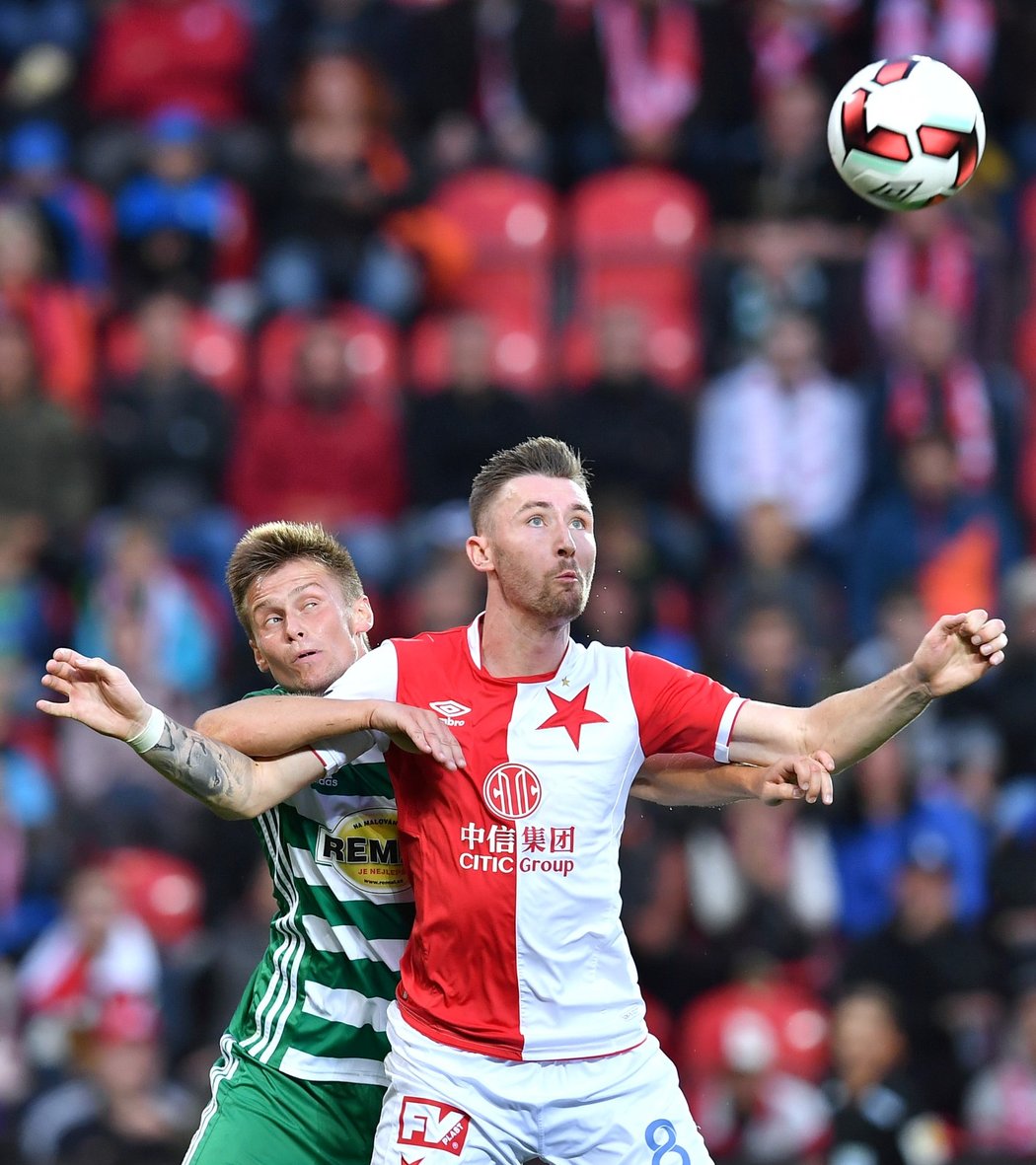 Daniel Krch (vlevo) bojuje o míč s Jaromírem Zmrhalem v duelu Slavie s Bohemians