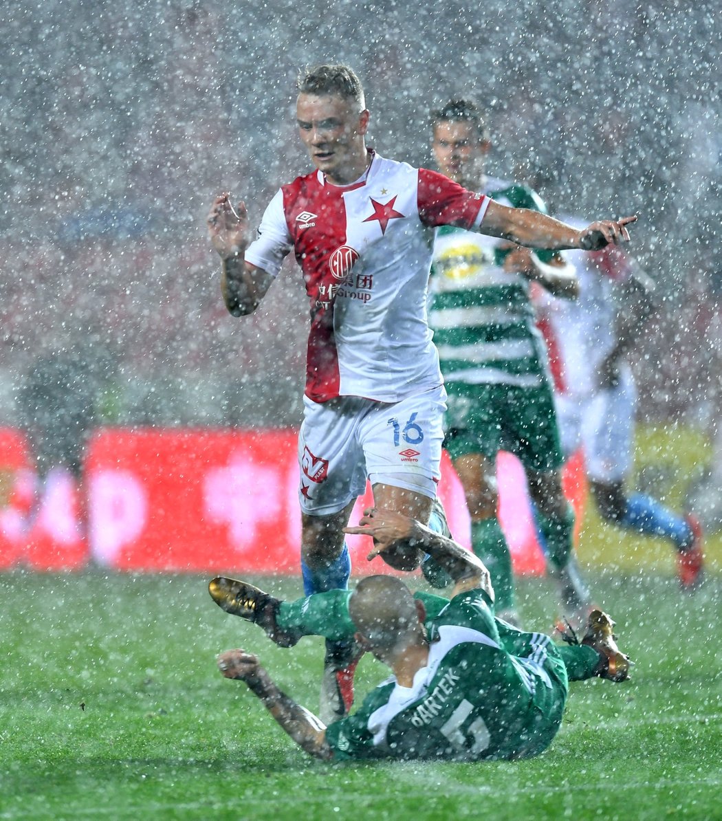 David Bartek (na zemi) v souboji s Janem Matouškem v duelu Slavie s Bohemians