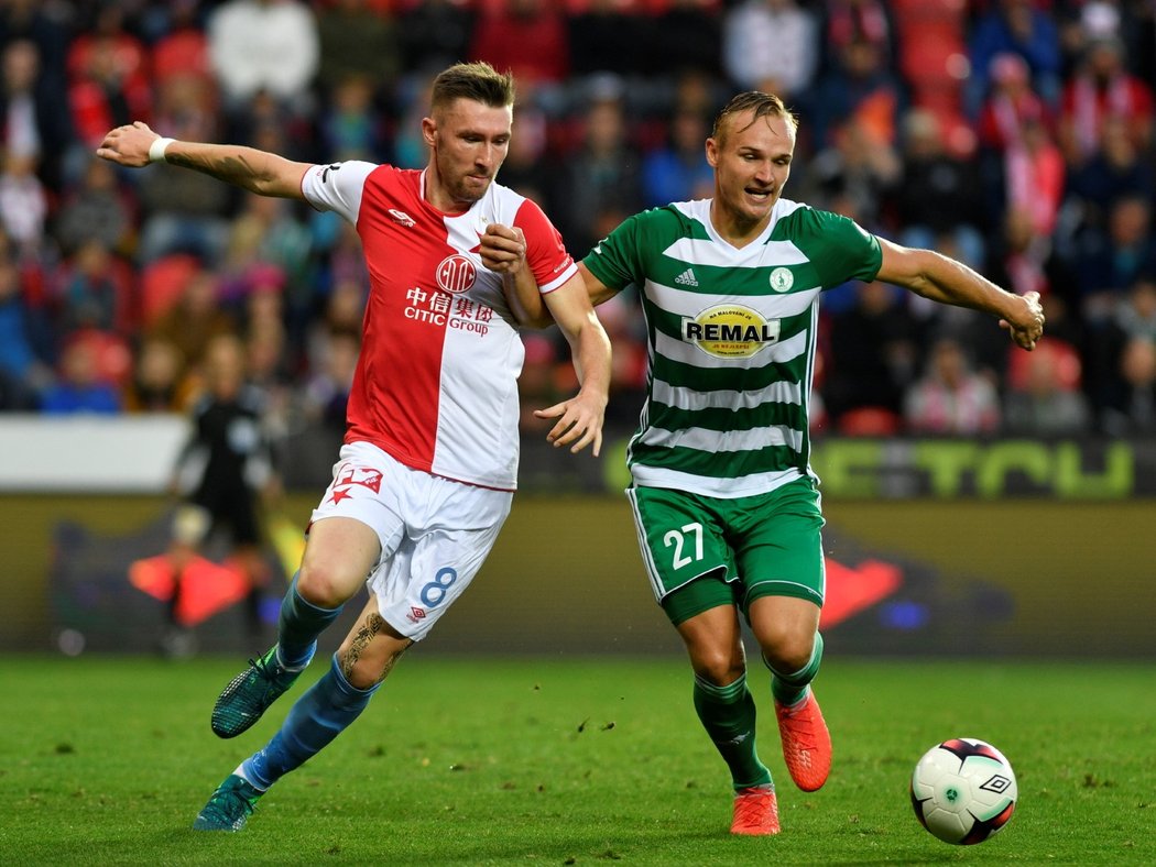 Jaromír Zmrhal ze Slavie a Jiří Bederka z Bohemians v souboji o míč