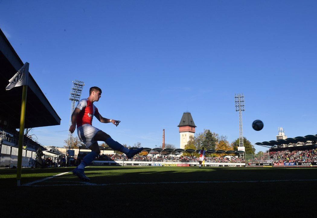 Slávistický záložník Daniel Samek rozehrává rohový kop v ligové remíze s Budějovicemi 2:2