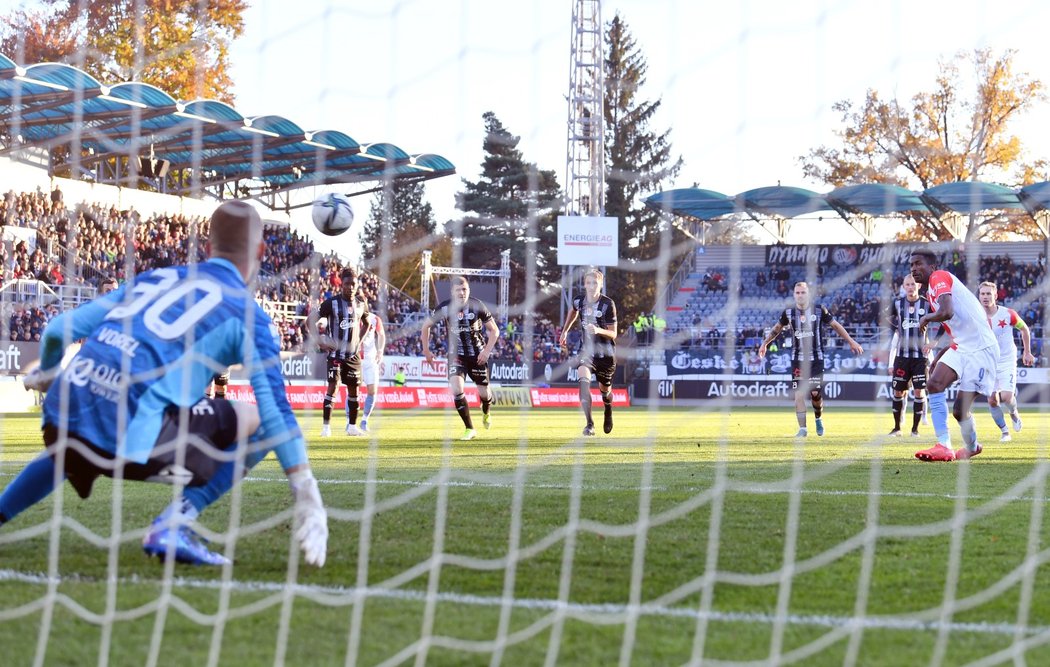Úspěšná penalta v podání Petera Olayinky na 1:2 v ligovém duelu Slavie v Budějovicích.