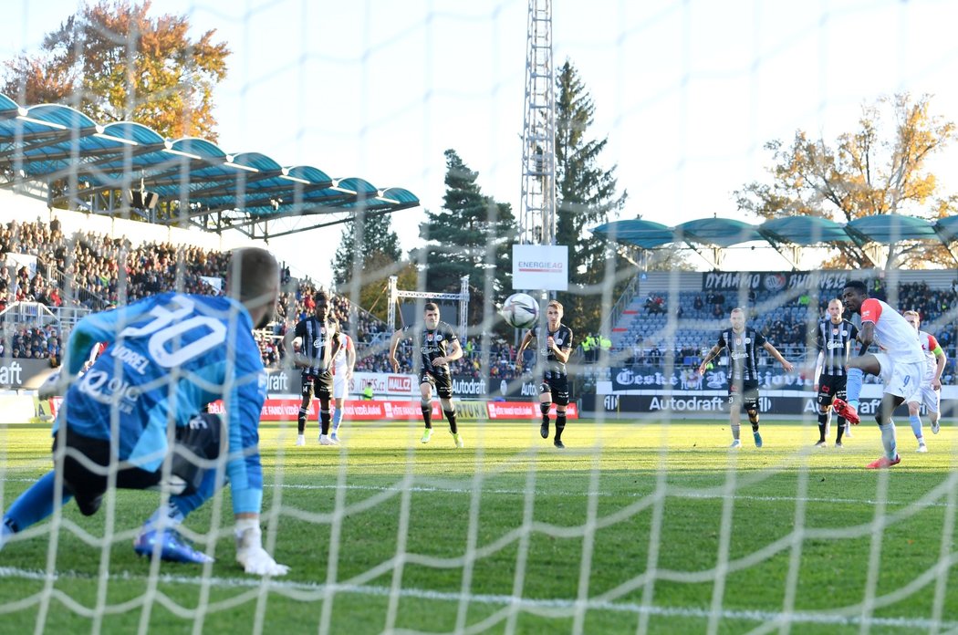 Úspěšná penalta v podání Petera Olayinky na 1:2 v ligovém duelu Slavie v Budějovicích.