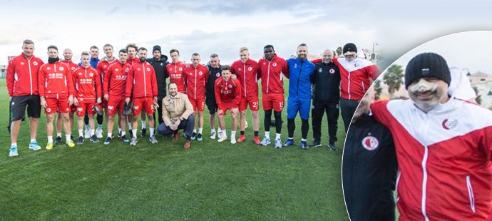 Jindřich Trpišovský pózoval na fotografii s ochrannou maskou