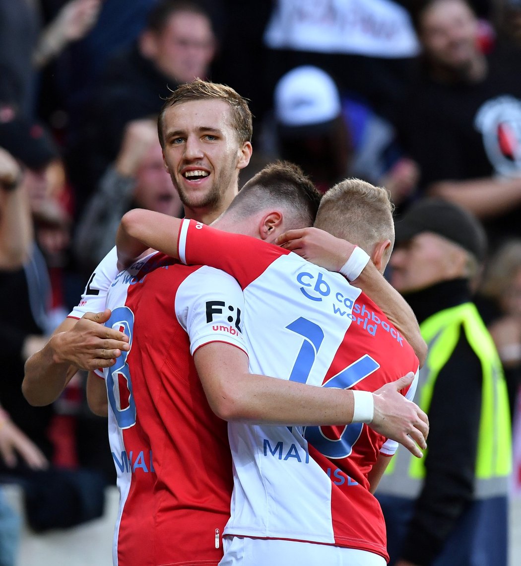 Gólová radost v podání hráčů Slavie po gólu do sítě Bohemians