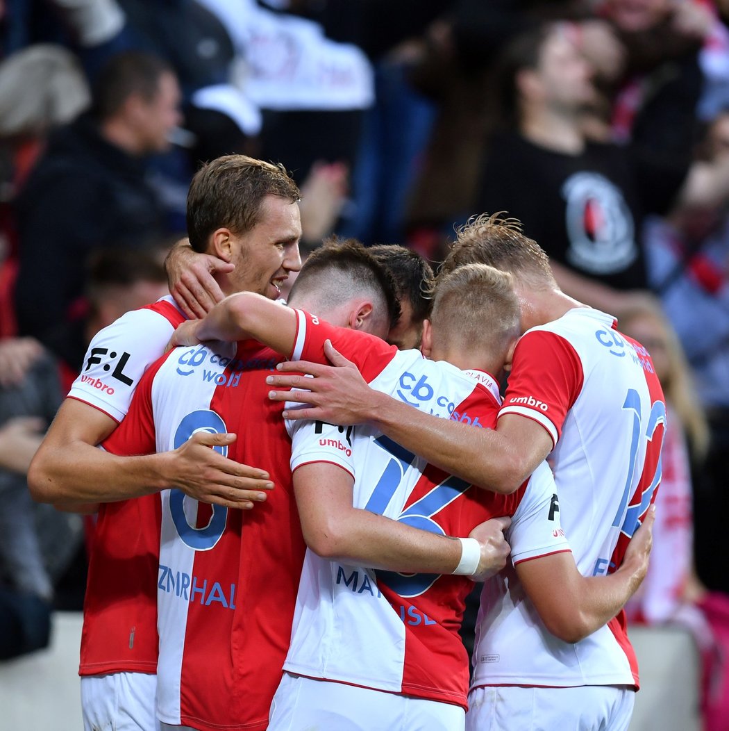 Gólová radost v podání hráčů Slavie po gólu do sítě Bohemians