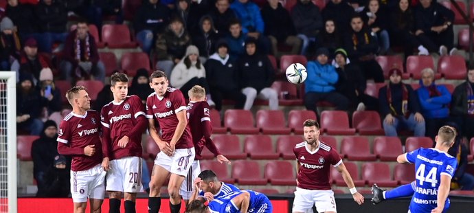 Mladoboleslavský záložník Ondřej Karafiát střílí ze standardní situace na branku Florina Nity při prohře se Spartou 0:1