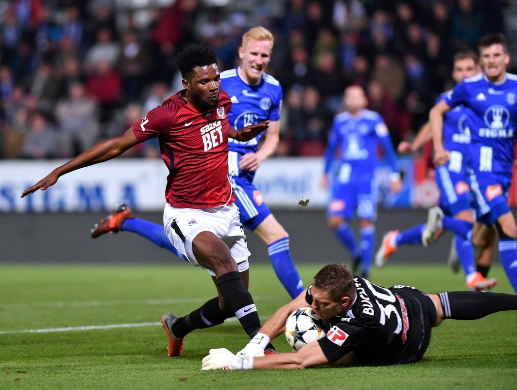 Sparťanský útočník Benjamin Tetteh se snaží vyzrát na olomouckého gólmana Miloše Buchtu