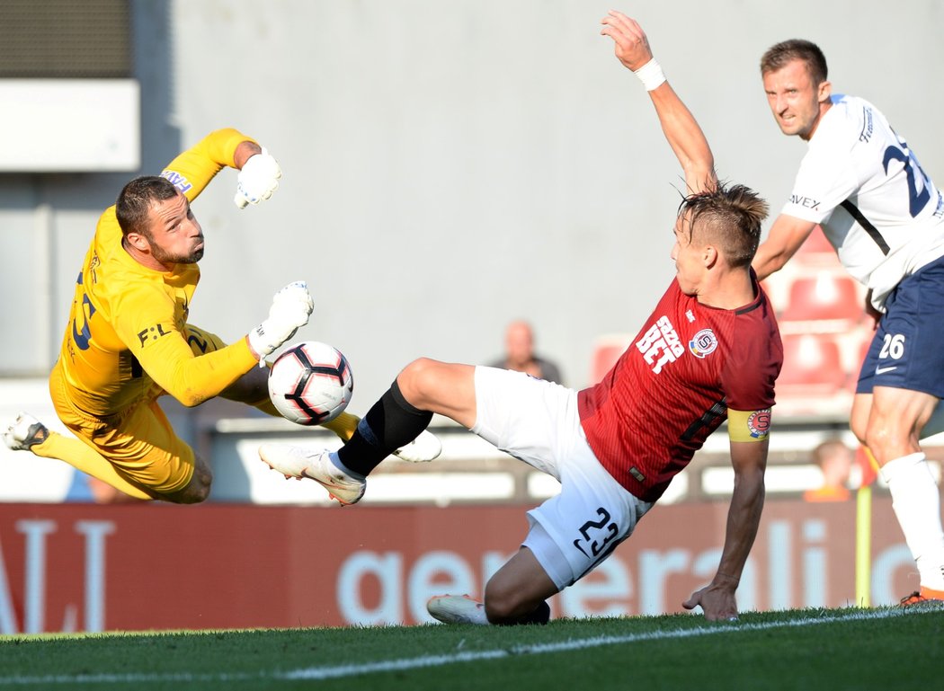 Sparťanský útočník Josef Šural jen těsně netrefil náramný balon od Stancia v duelu se Slováckem