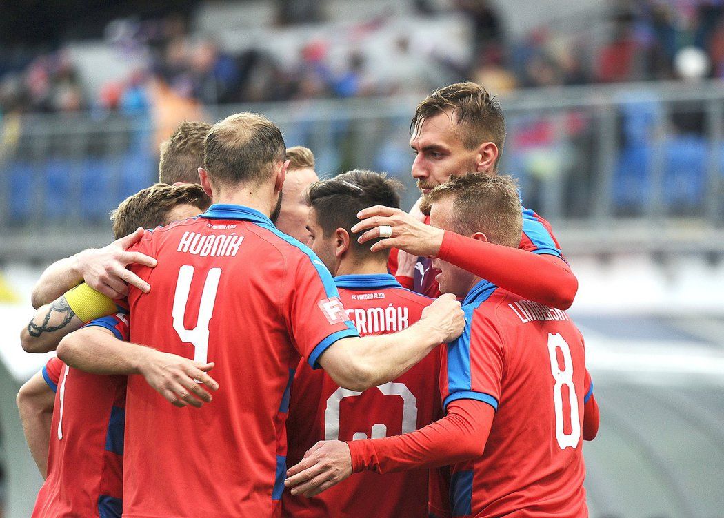 Fotbalisté Viktorie Plzeň oslavují vyrovnávací gól