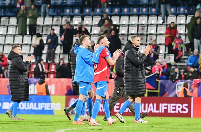 Češi odmítli jít za fanoušky! Souček vysvětlil rozhodnutí, přilétl na něj i kelímek Češi odmítli jít za fanoušky! Souček vysvětlil rozhodnutí, přilétl na něj i kelímek