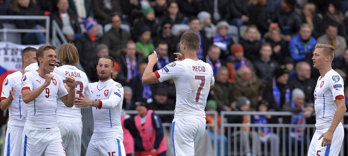 Čeští fotbalisté se radují z branky do sítě Islandu