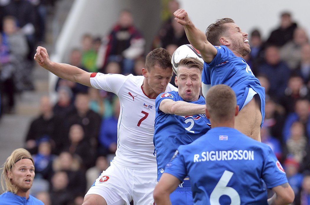 Tomáš Necid při hlavičkovém souboji s islandskými obránci