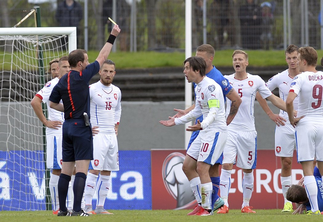 Tomáš Rosický se zlobí, když v zápase s Islandem dostal žlutou kartu