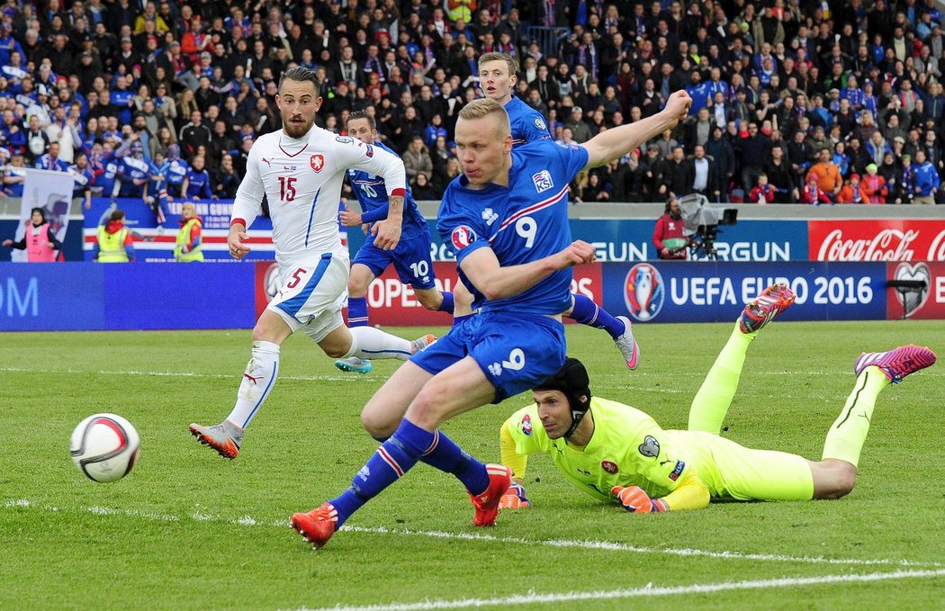 Petr Čech jen bezmocně přihlíží tomu, jak islandský Sigthórsson střílí rozhodující branku utkání