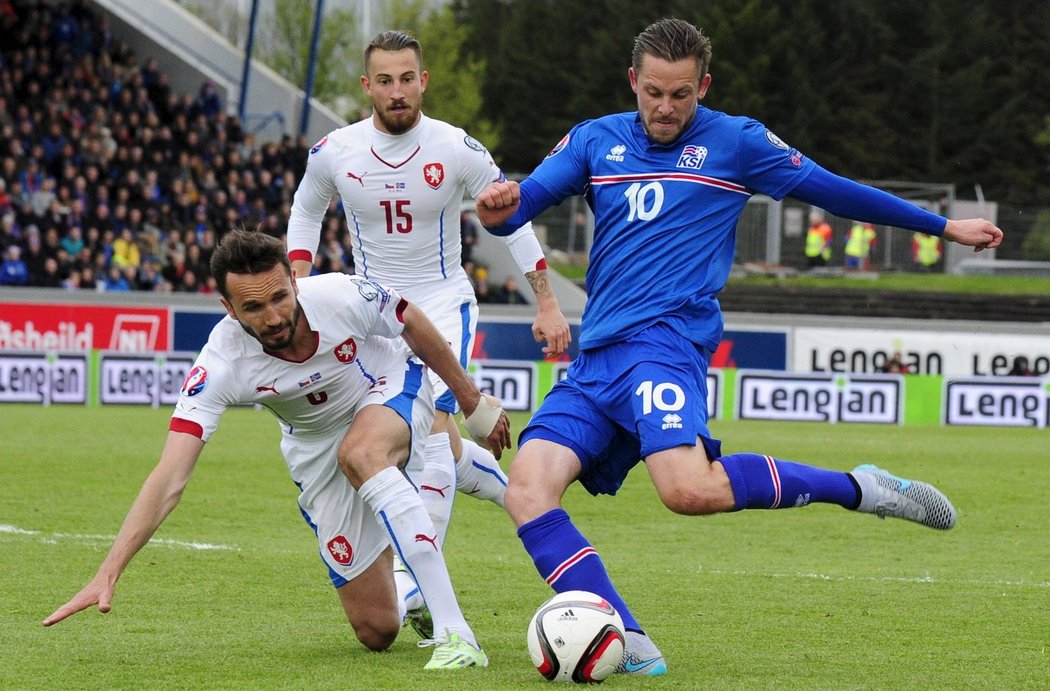 Tomáš Sivok nezachytil riskantní přihrávku Lukáše Váchy a Islanďané vstřelili rozhodující gól