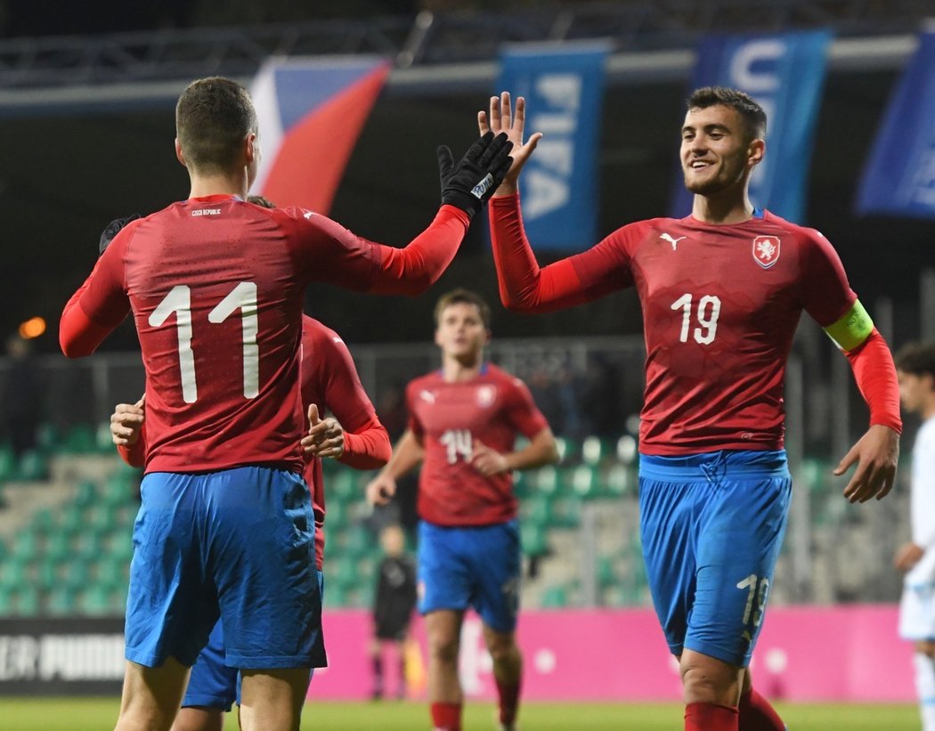 Čeští fotbalisté do jednadvaceti let slaví postup na EURO