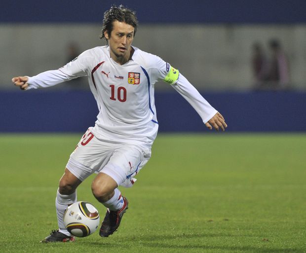 Tomáš Rosický diriguje hru českého týmu. Tomáš Rosický diriguje hru českého týmu.