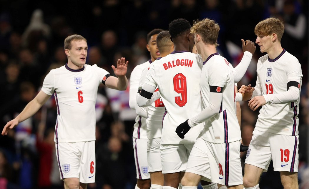 Fotbalisté Anglie oslavují vstřelenou branku do sítě české reprezentace U21