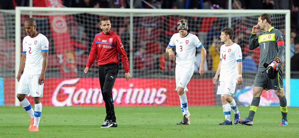 Čeští fotbalisté odcházejí po prohraném zápase s Maďarskem