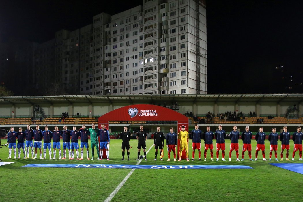 Nastoupení hráči Moldavska a Česka před zápasem v Kišiněvě
