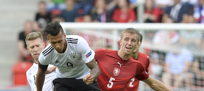 Davie Selke si zahrál za německou jednadvacítku proti té české, v dospělém fotbale může reprezentovat právě Česko. Na fotce s Tomášem Součkem