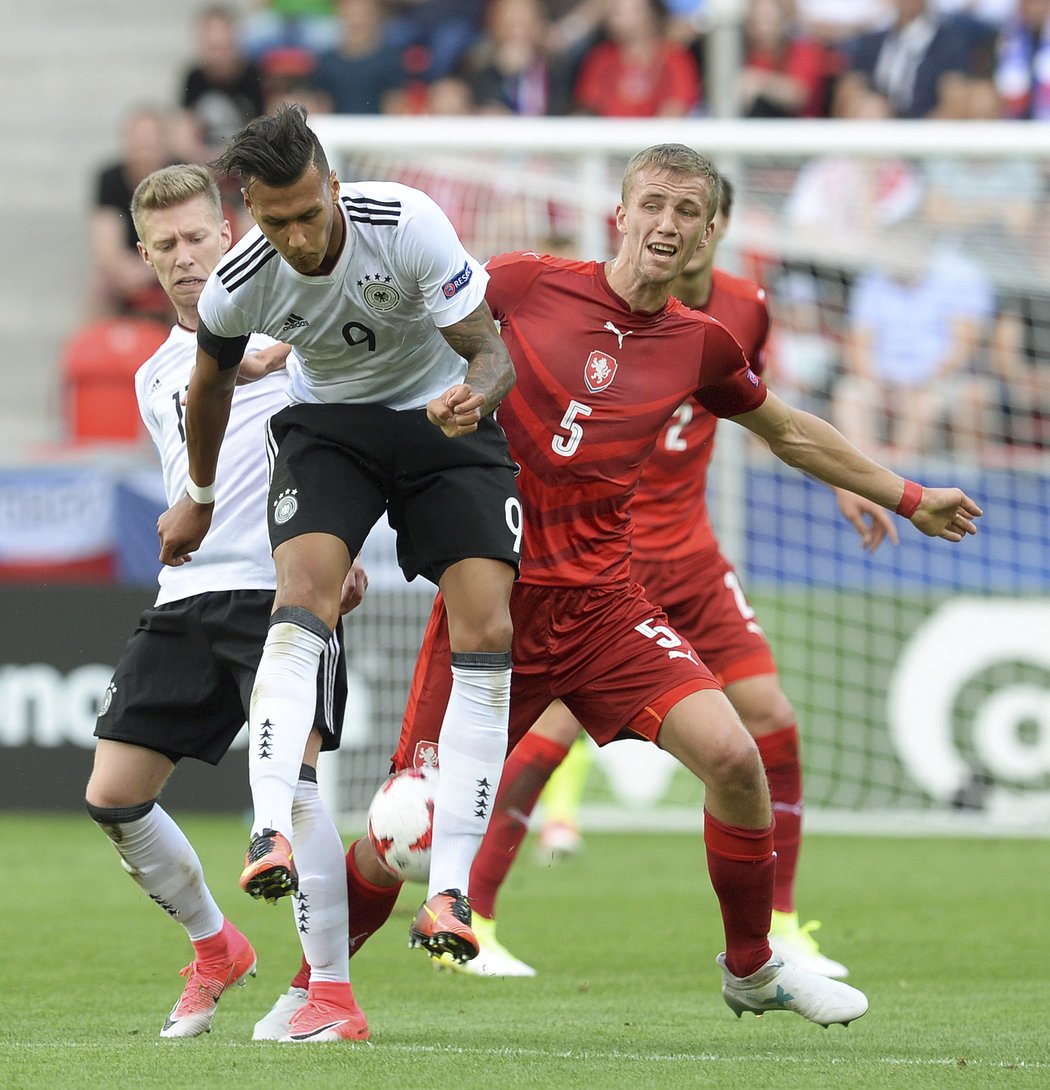 Davie Selke si zahrál za německou jednadvacítku proti té české, v dospělém fotbale může reprezentovat právě Česko. Na fotce s Tomášem Součkem