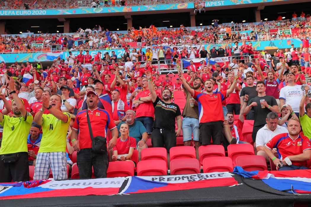 Čeští fanoušci na stadionu v Budapešti před zápasem proti Nizozemsku v osmifinále na mistrovství Evropy