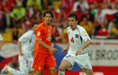 Tomáš Galásek (v bílém dresu) v utkání proti Nizozemsku