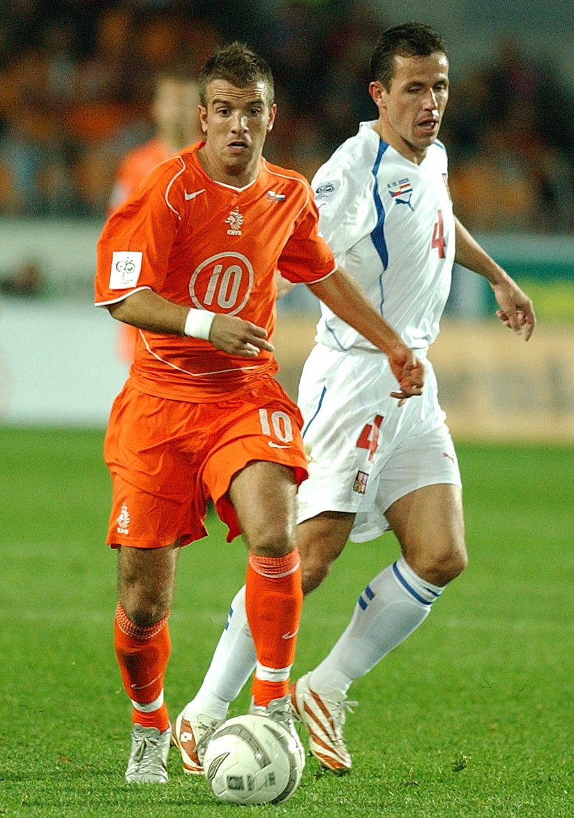 Tomáš Galásek (v bílém dresu) v utkání proti Nizozemsku