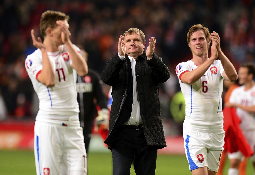 Čeští fotbalisté spolu s Pavlem Vrbou slaví vítězství nad Nizozemskem