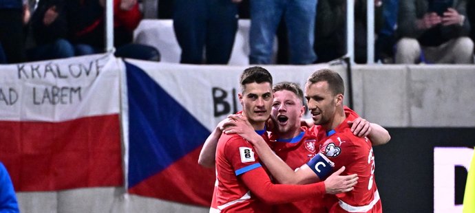 Lukáš Červ a Tomáš Souček gratulují ke gólu Patriku Schickovi