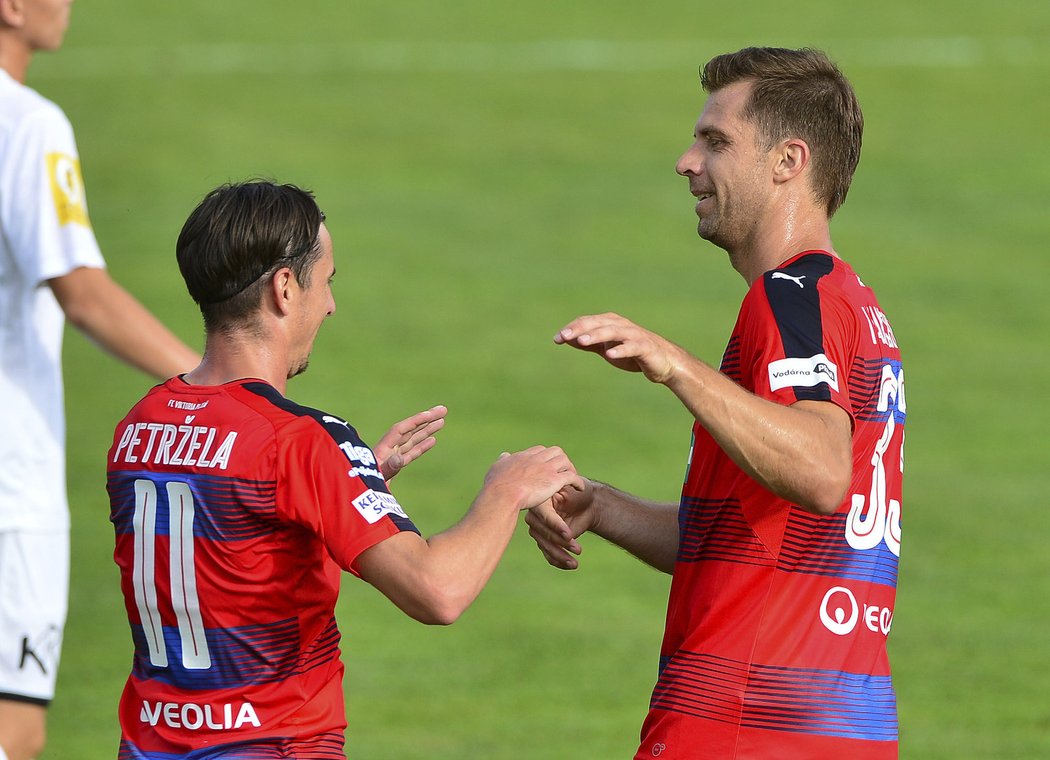 Andreas Ivanschitz (vpravo) se raduje ze svého gólu se spoluhráčem Milanem Petrželou