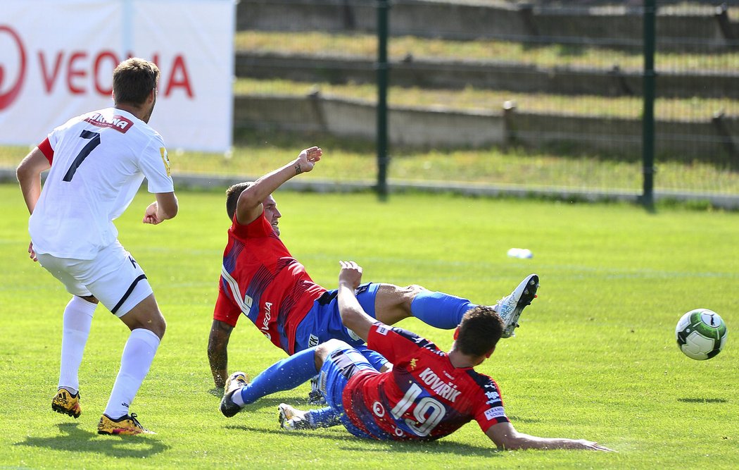 Lukáš Hejda, ani Jan Kovařík, nezabránili gólu Daniela Richtera