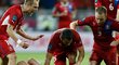 Jiráček v obležení. Čeští fotbalisté gratulují střelci rozhodující branky proti Polsku
