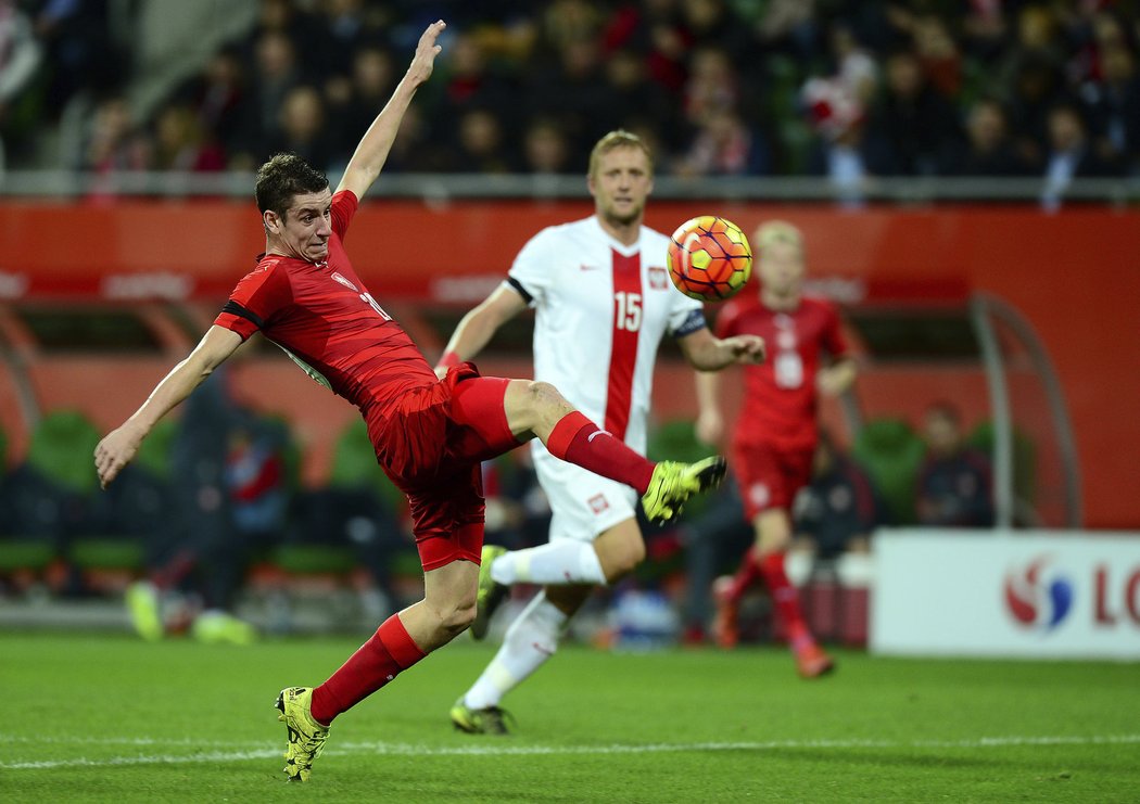 Český záložník Ondřej Zahustel drží balon před Kamilem Glikem z Polska