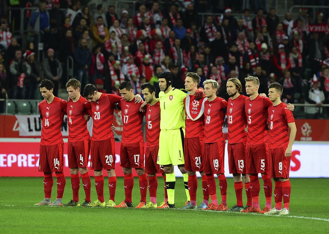 Čeští fotbalisté během minuta ticha věnované obětem pařížského teroristického útoku