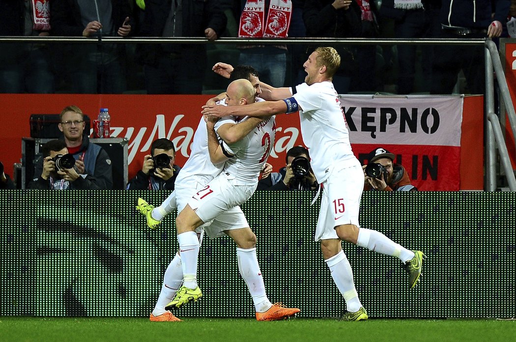 Polští fotbalisté se radují z branky do české sítě