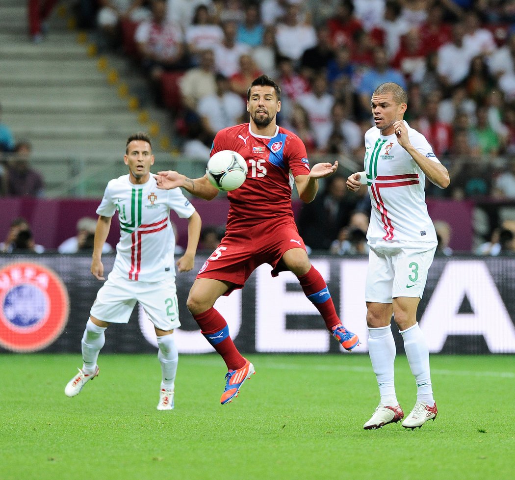 Milan Baroš si zpracovává míč