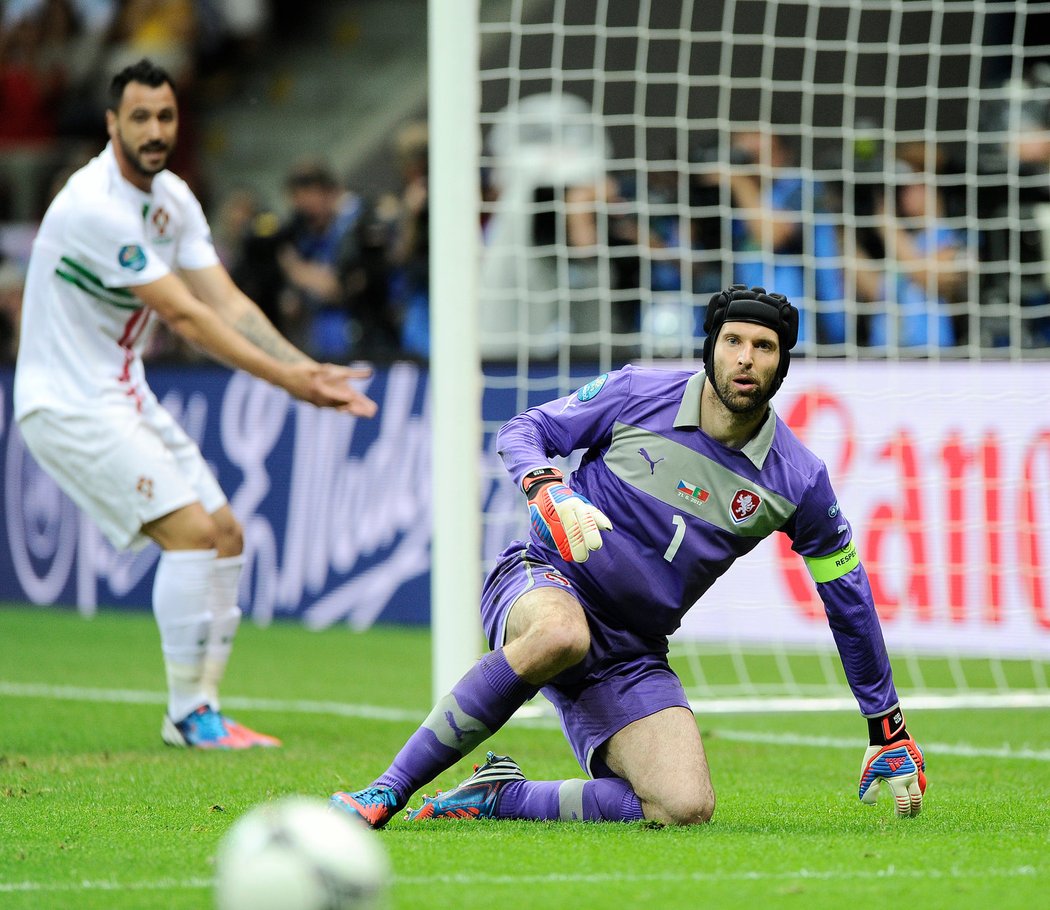 Petr Čech kontroluje situaci před brankou